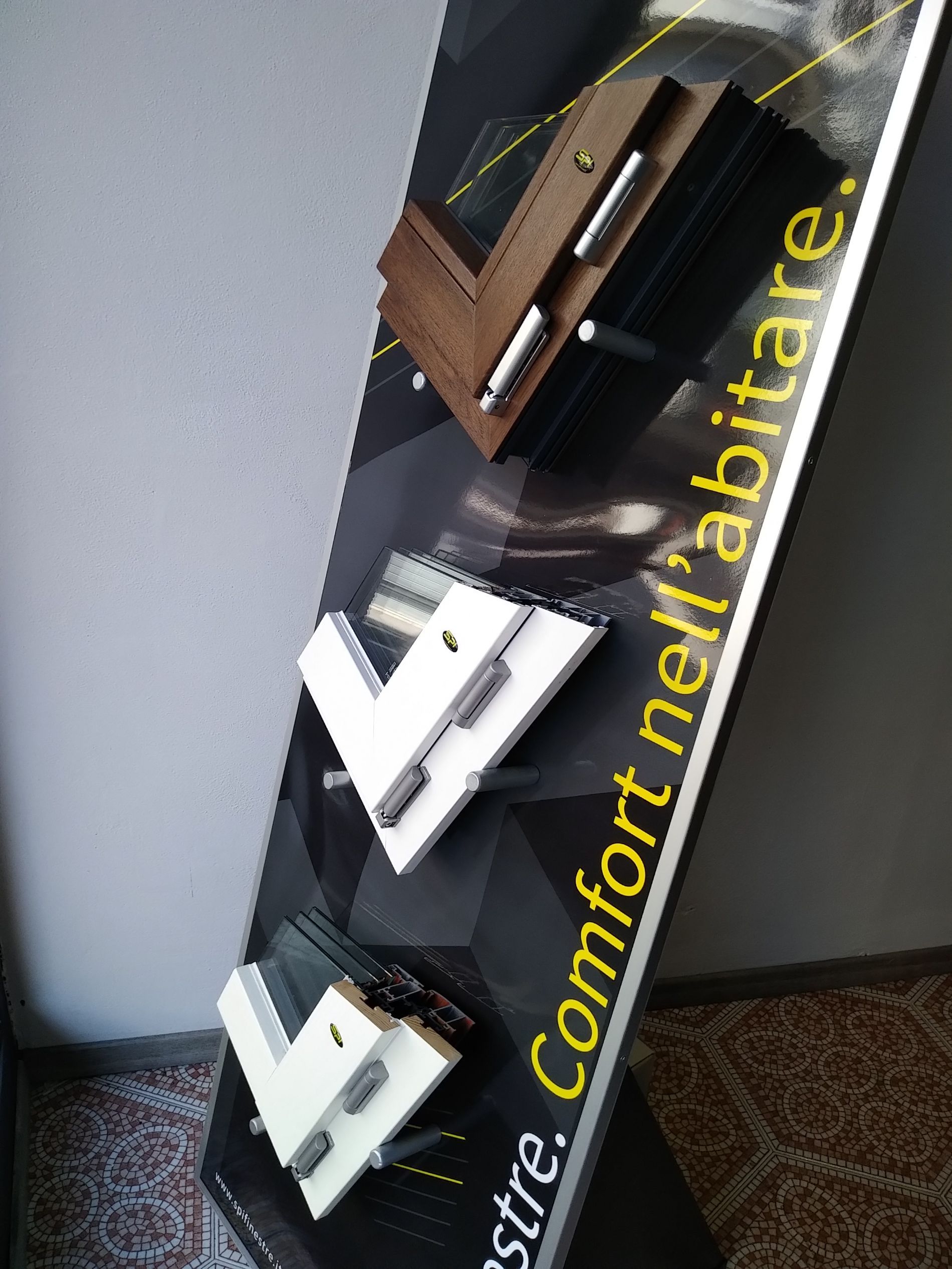 esposizione materiali serramenti