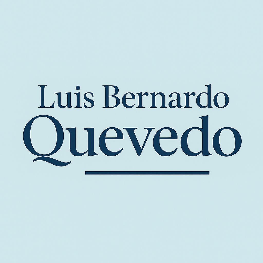 Nombre de Luis Bernardo Quevedo en azul oscuro sobre fondo azul claro.