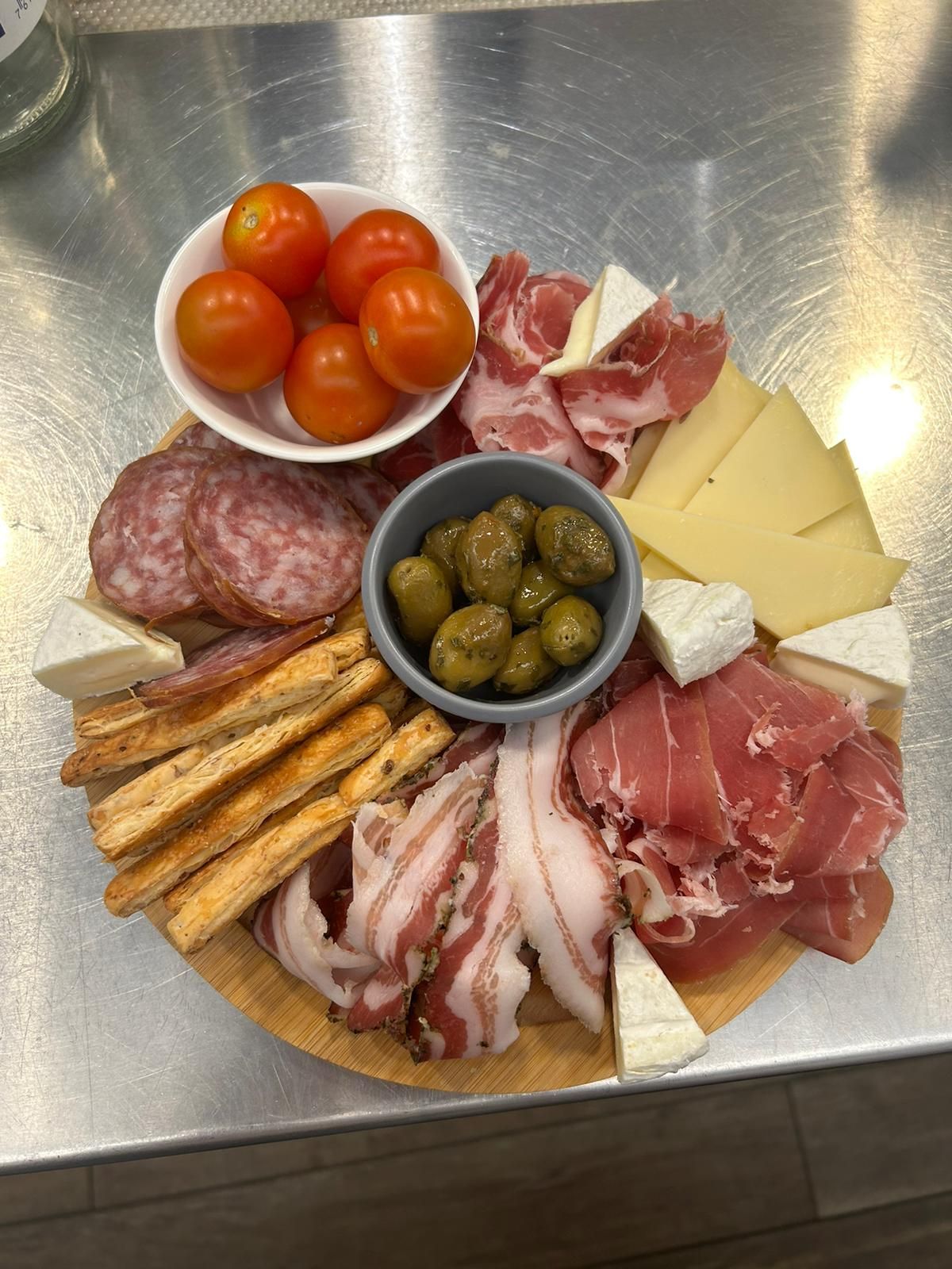 grande assiette apéro de charcuteries, et fromages 