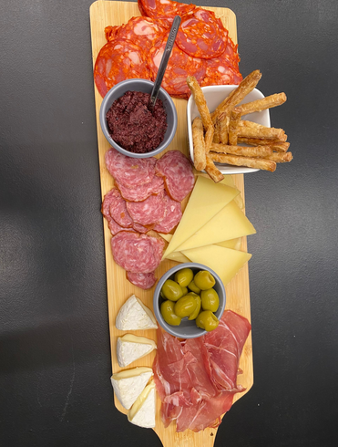 grande assiette apéro de charcuteries, et fromages 