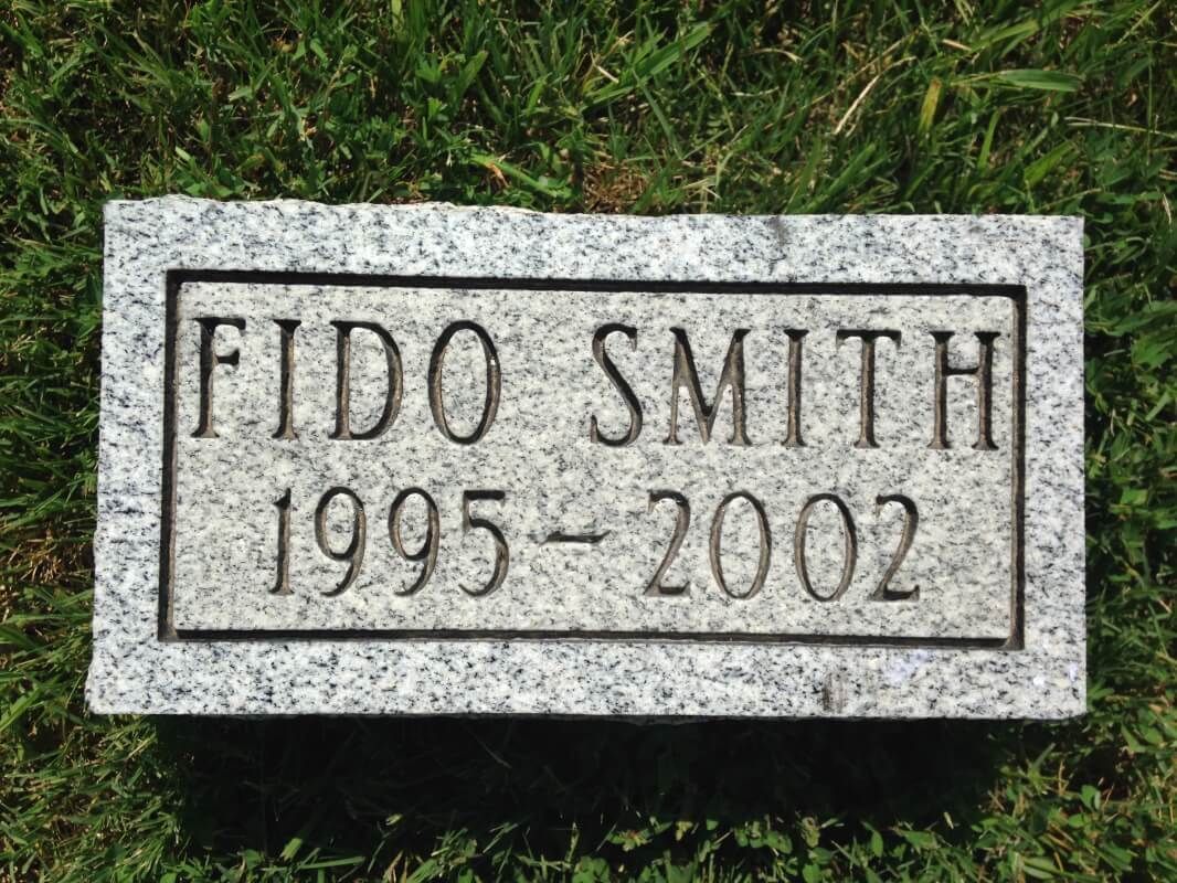 a gravestone for fido smith from 1995-2002