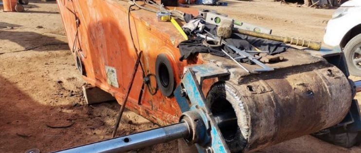 Equipo industrial naranja y azul sobre una superficie de tierra