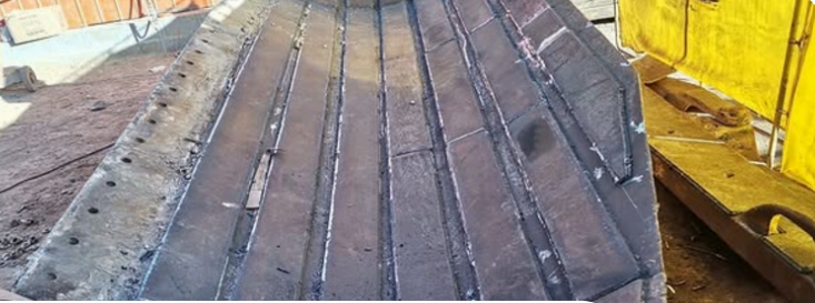 Encofrado de hormigón para obra con tiras metálicas paralelas.