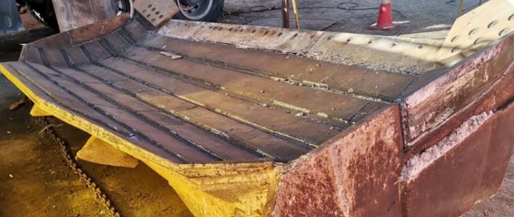 Un componente de maquinaria industrial de metal oxidado