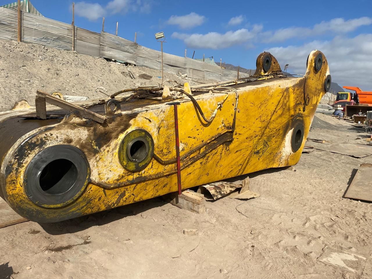 Brazo de excavadora de color amarillo, tendido
