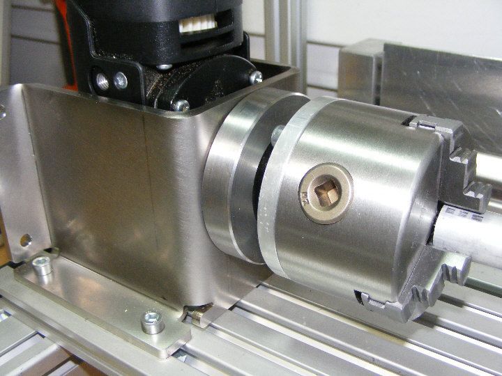 Un mandril de torno de metal montado en una máquina, mostrando las mordazas giratorias.