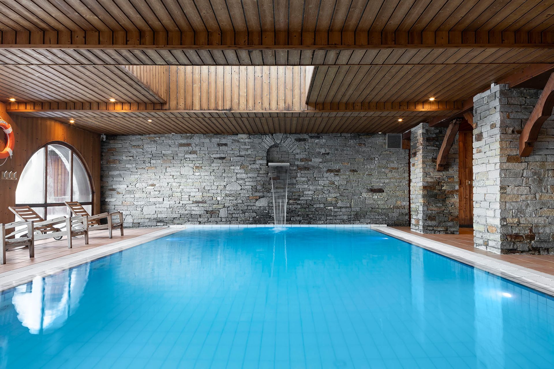 An image of the swimming pool at Les Balcons de Belle Plagne