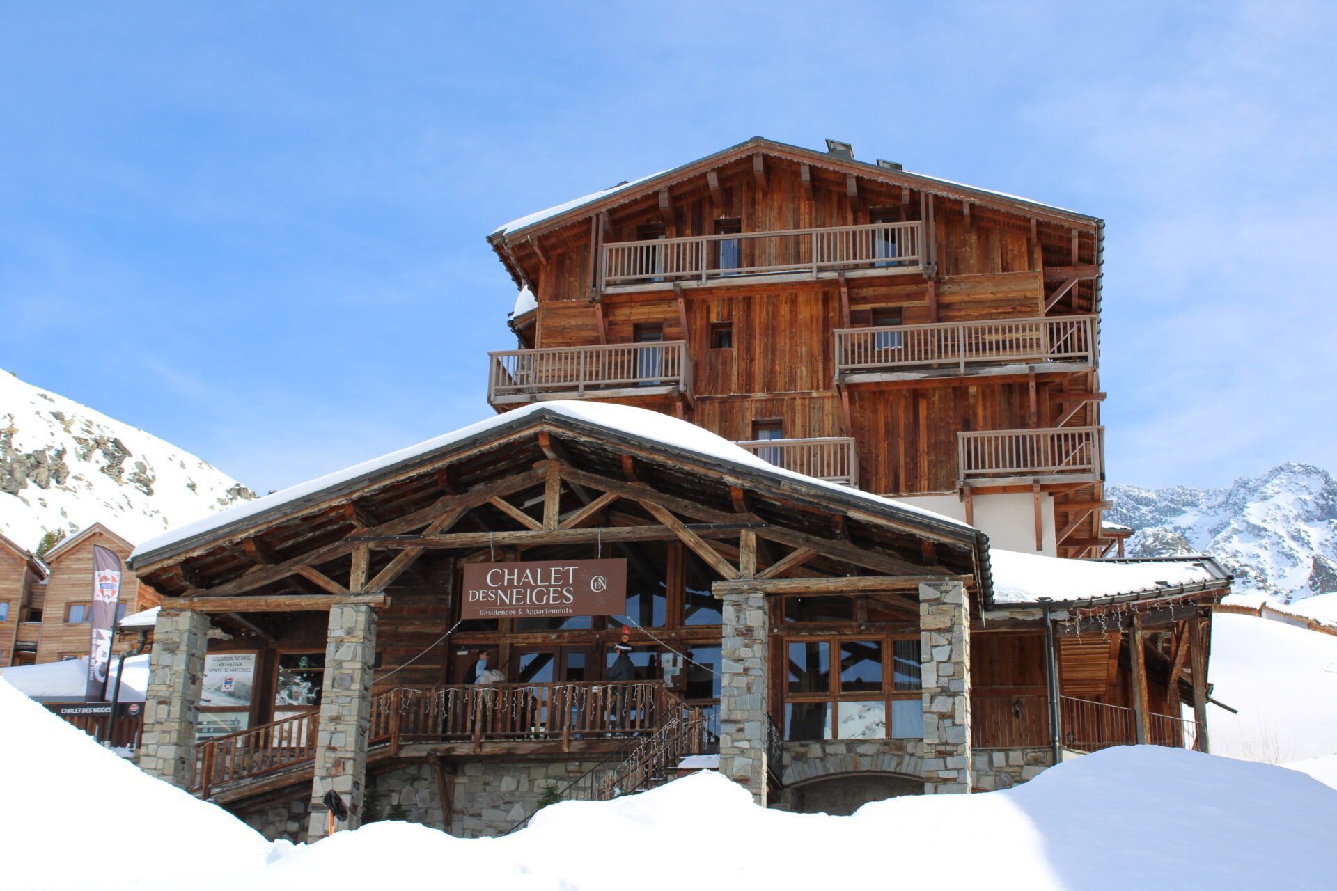 An image of Chalet des Neiges' Hermine from the outside surrounded by snow