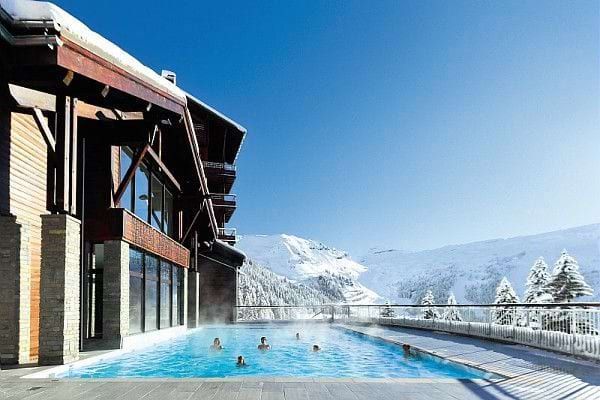 An image of the outdoor swimming pool at Les Terrasses d'Eos
