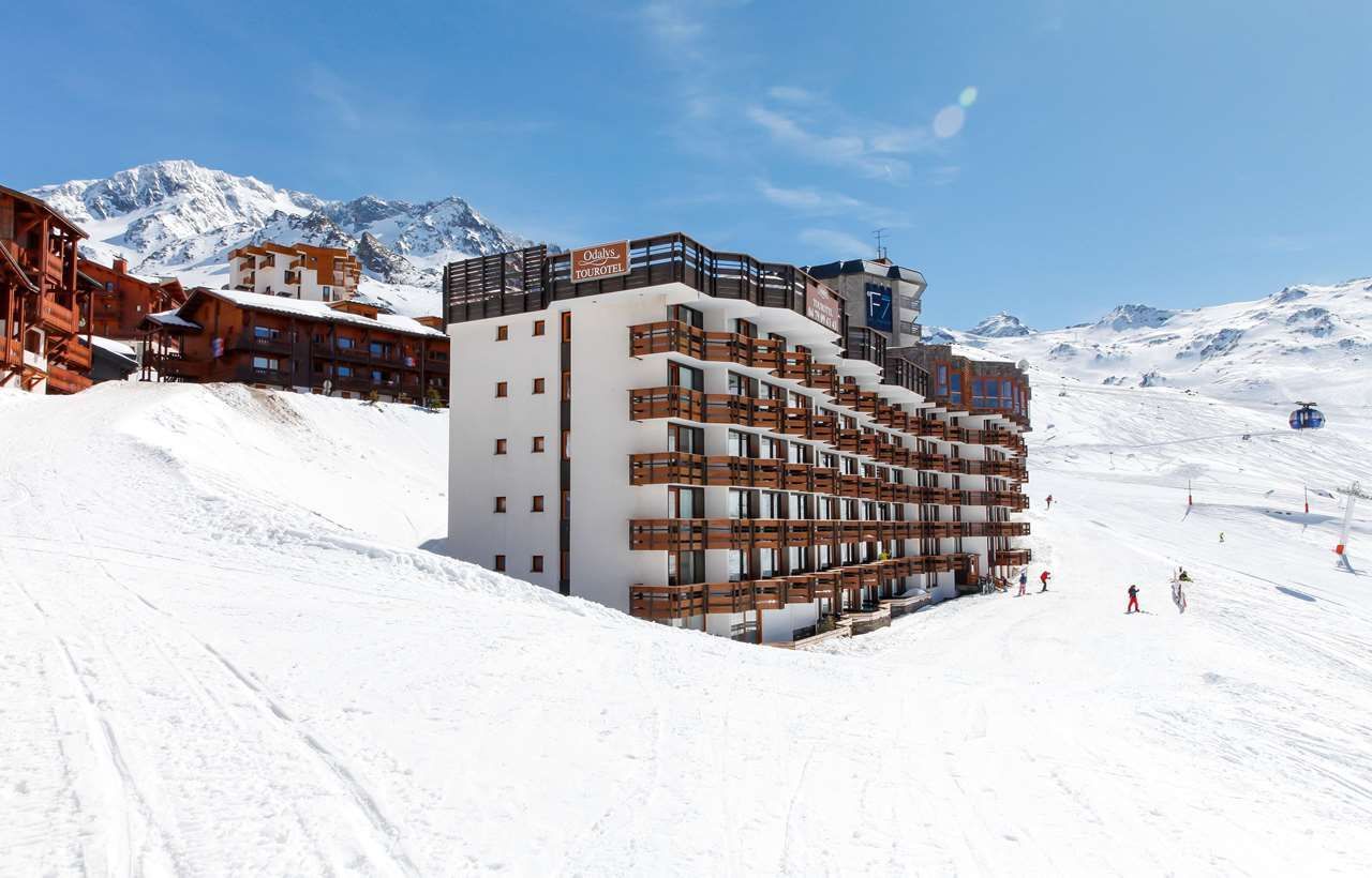 An image of Residence Tourotel on the pistes, surrounded by mountains