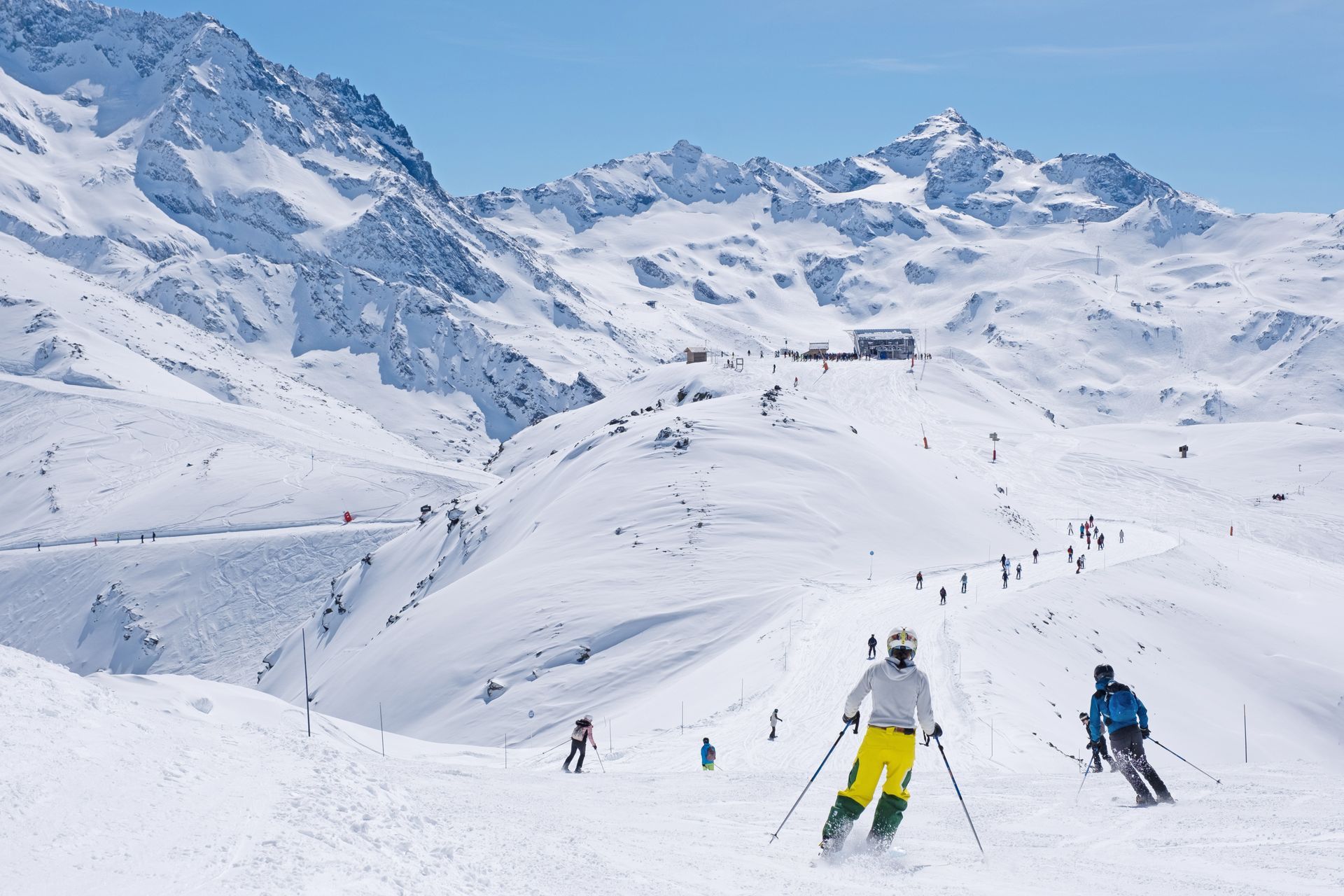 An image of people skiing in Val Thorens surrounded by mountains