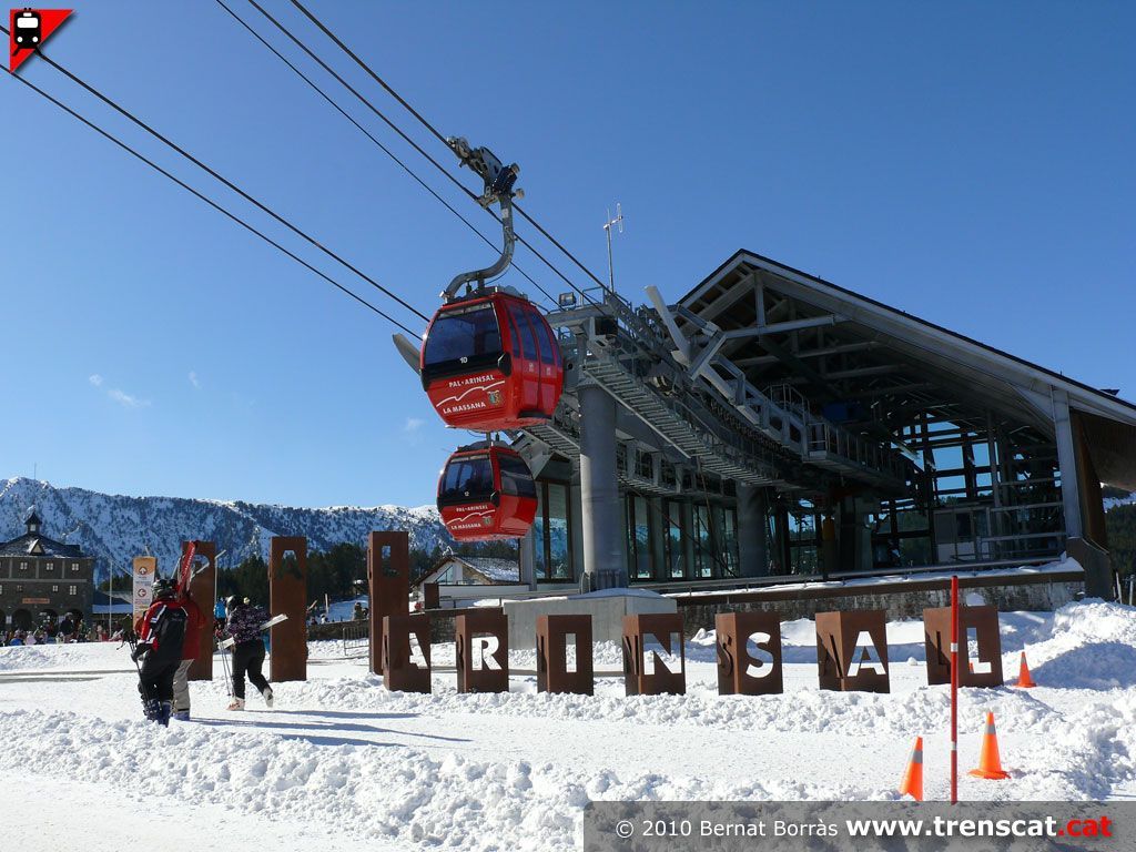 An image of a ski lift leaving the ski lift station in Arinsal