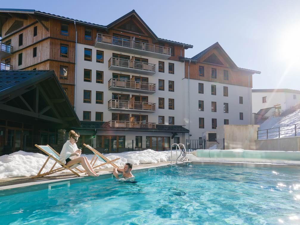 An image of the outdoor swimming pool at Les Clarines