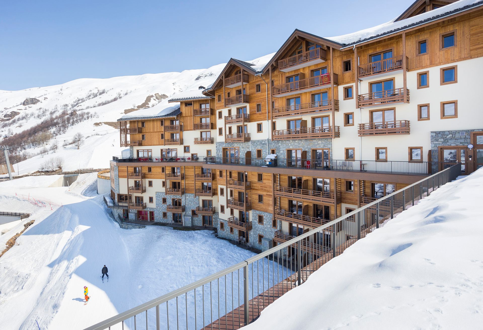 Les Coeur des Loges' building sitting on top of a snow covered hill.