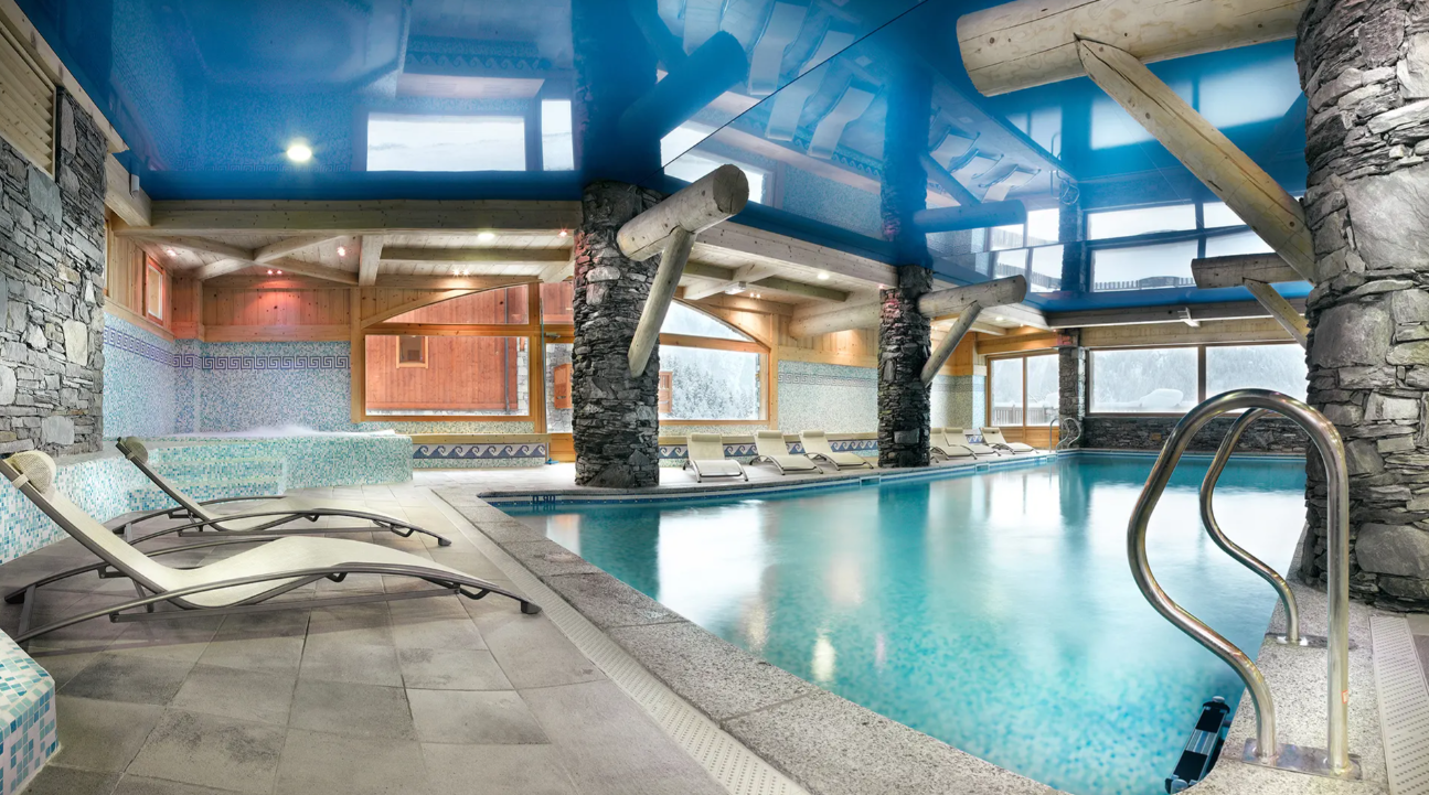 An image of the swimming and hot tub area at Les Fermes de Sainte Foy