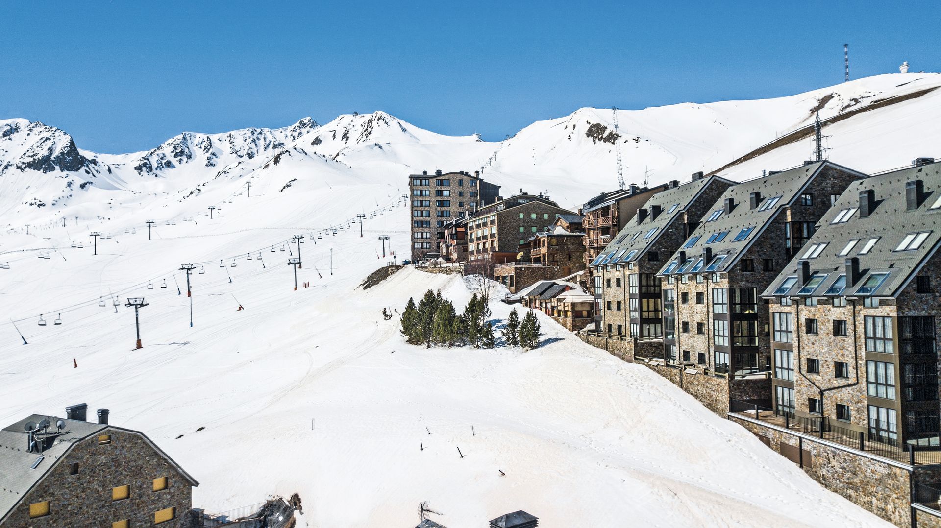 An image of the slopes next to buildings in Pas de la Casa