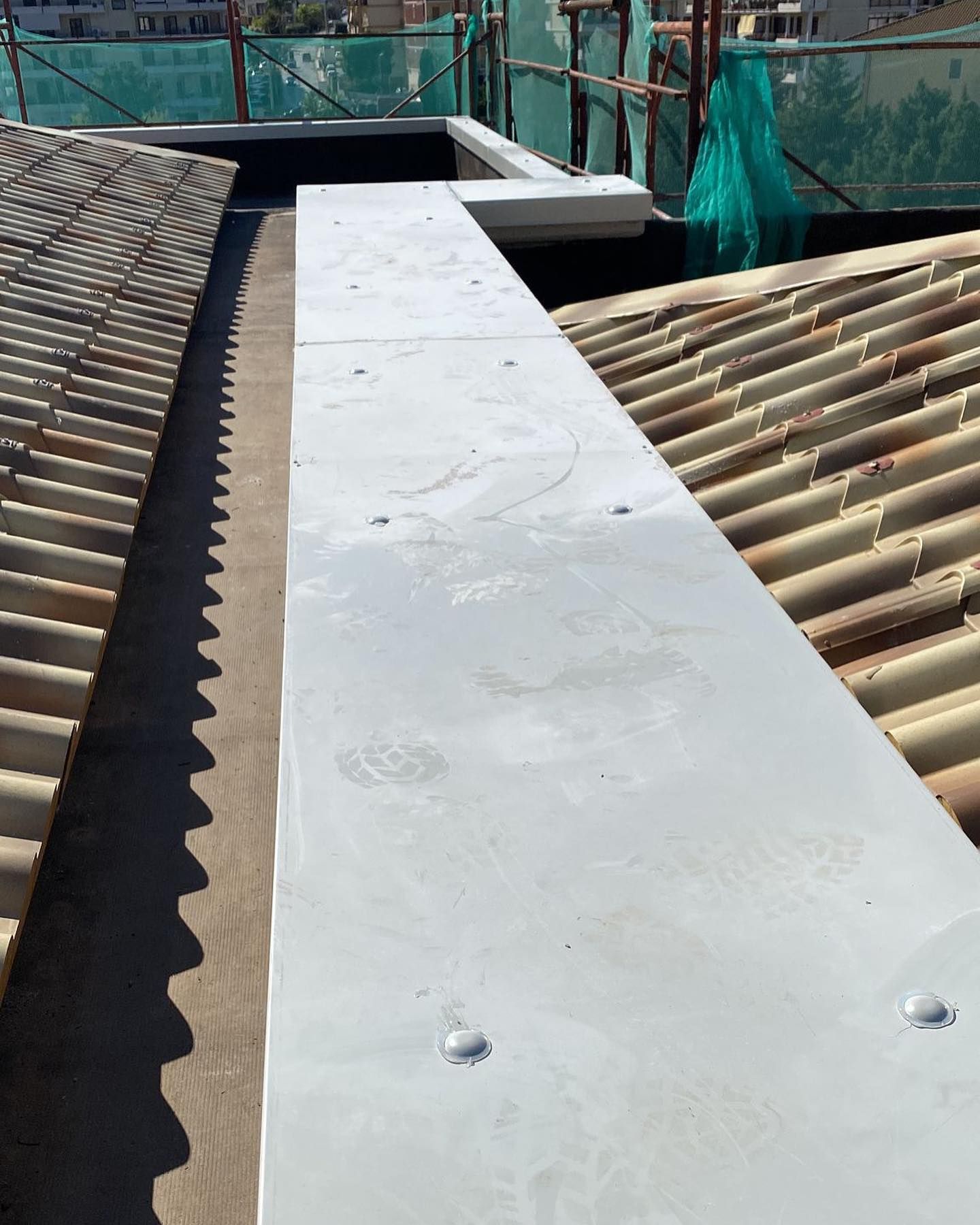 Un tetto con una sporgenza bianca in cima