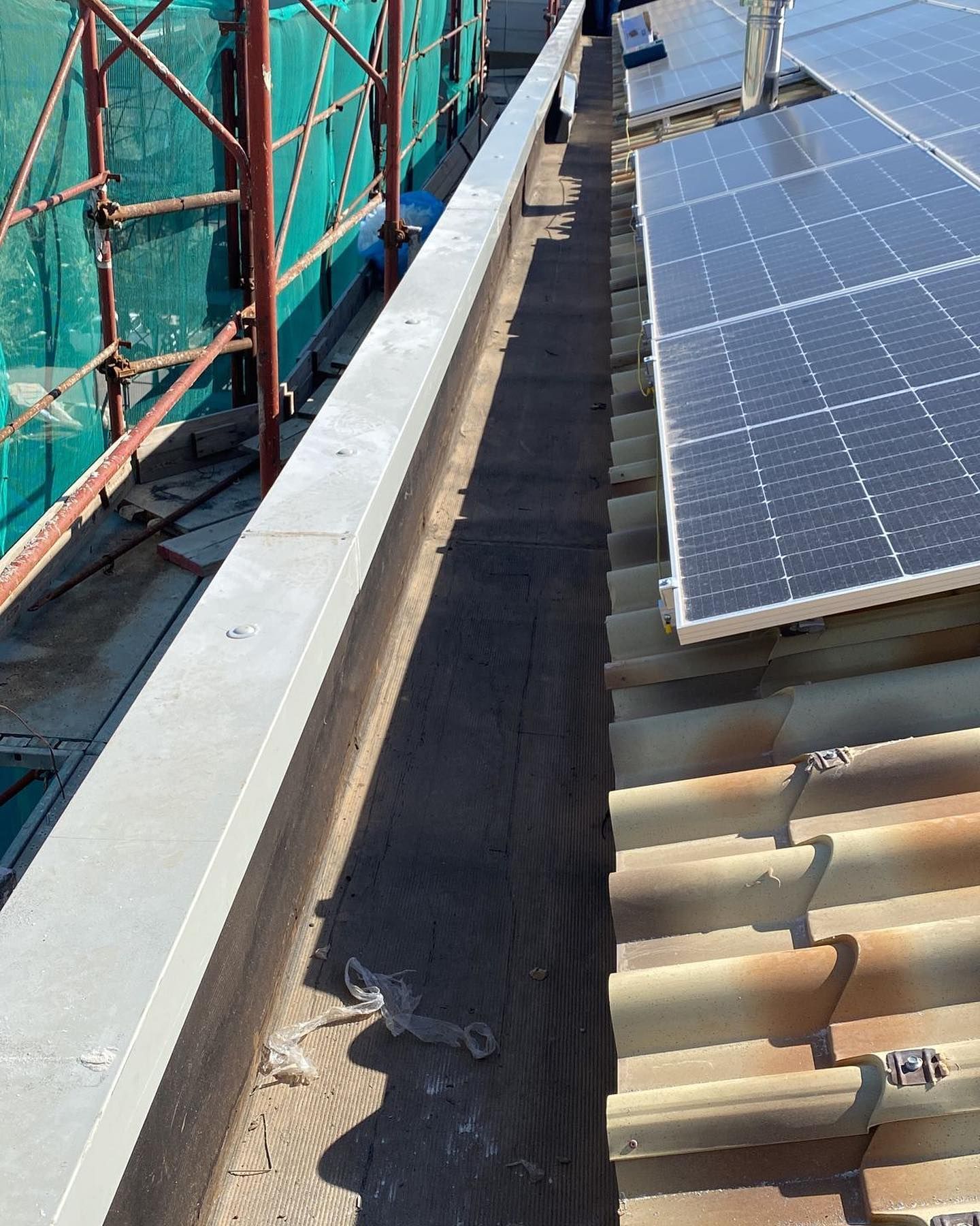 Un tetto con molti pannelli solari