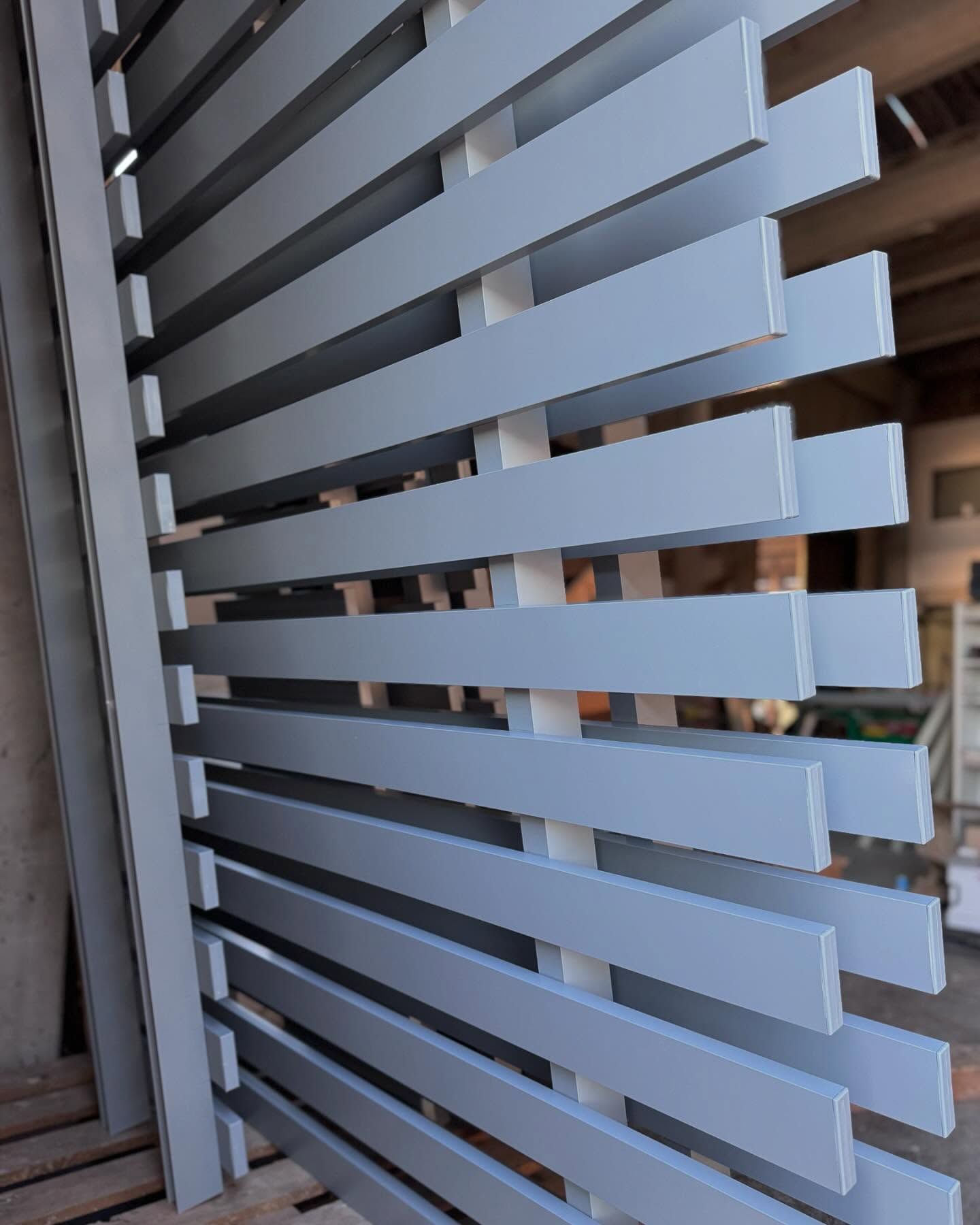 Un primo piano di una recinzione grigia e bianca