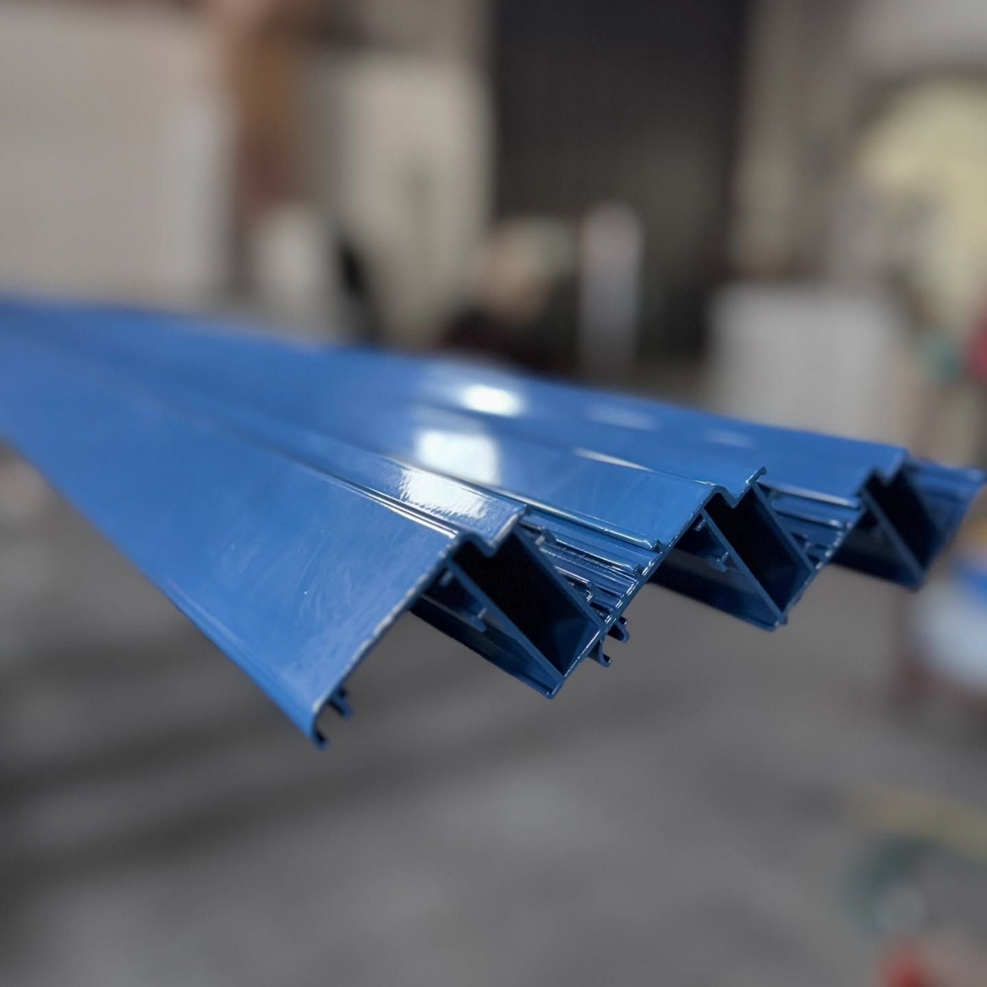 Un mucchio di pezzi di metallo blu sono impilati uno sopra l'altro