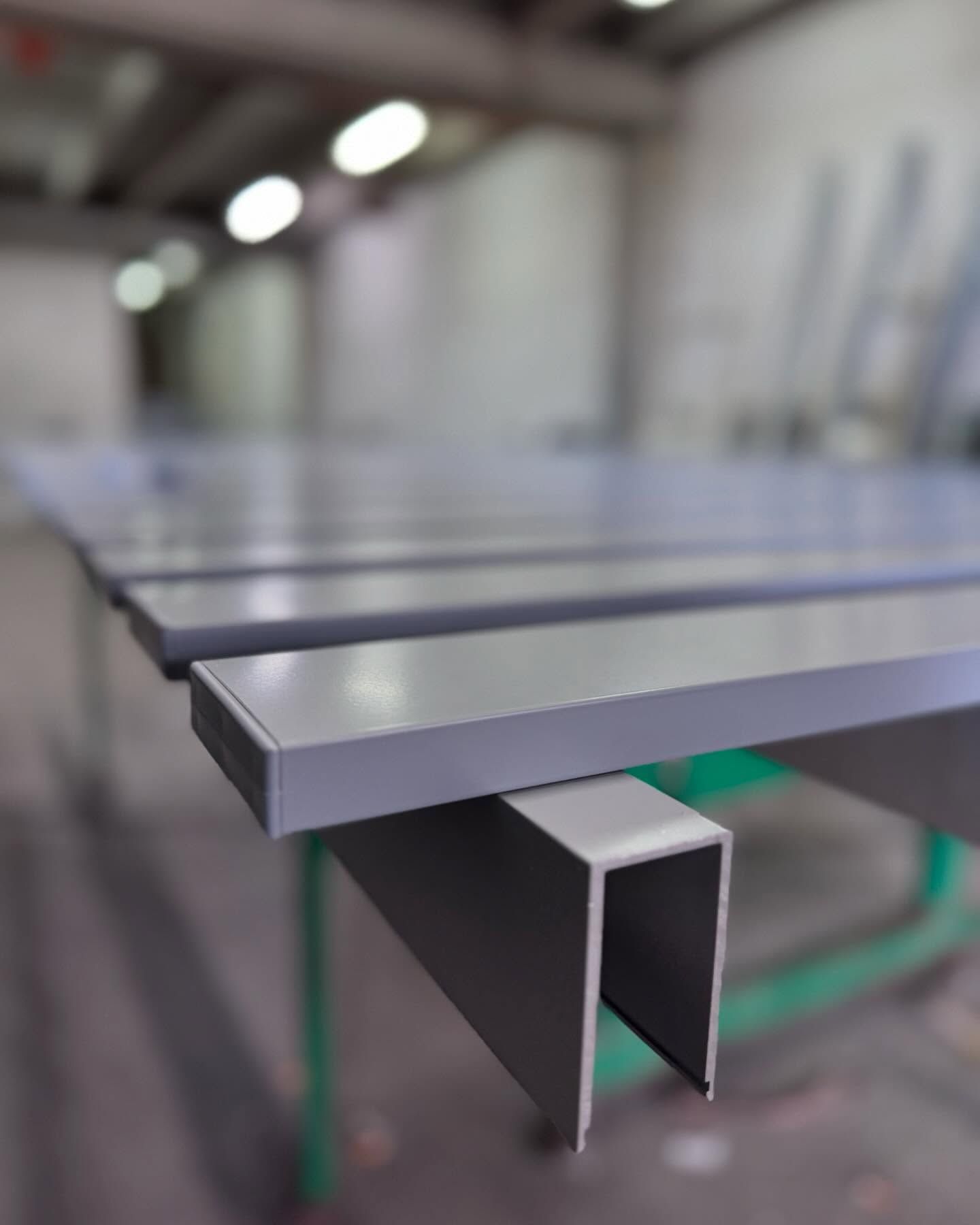 Una fila di pezzi di metallo sono disposti uno sopra l'altro su un tavolo.