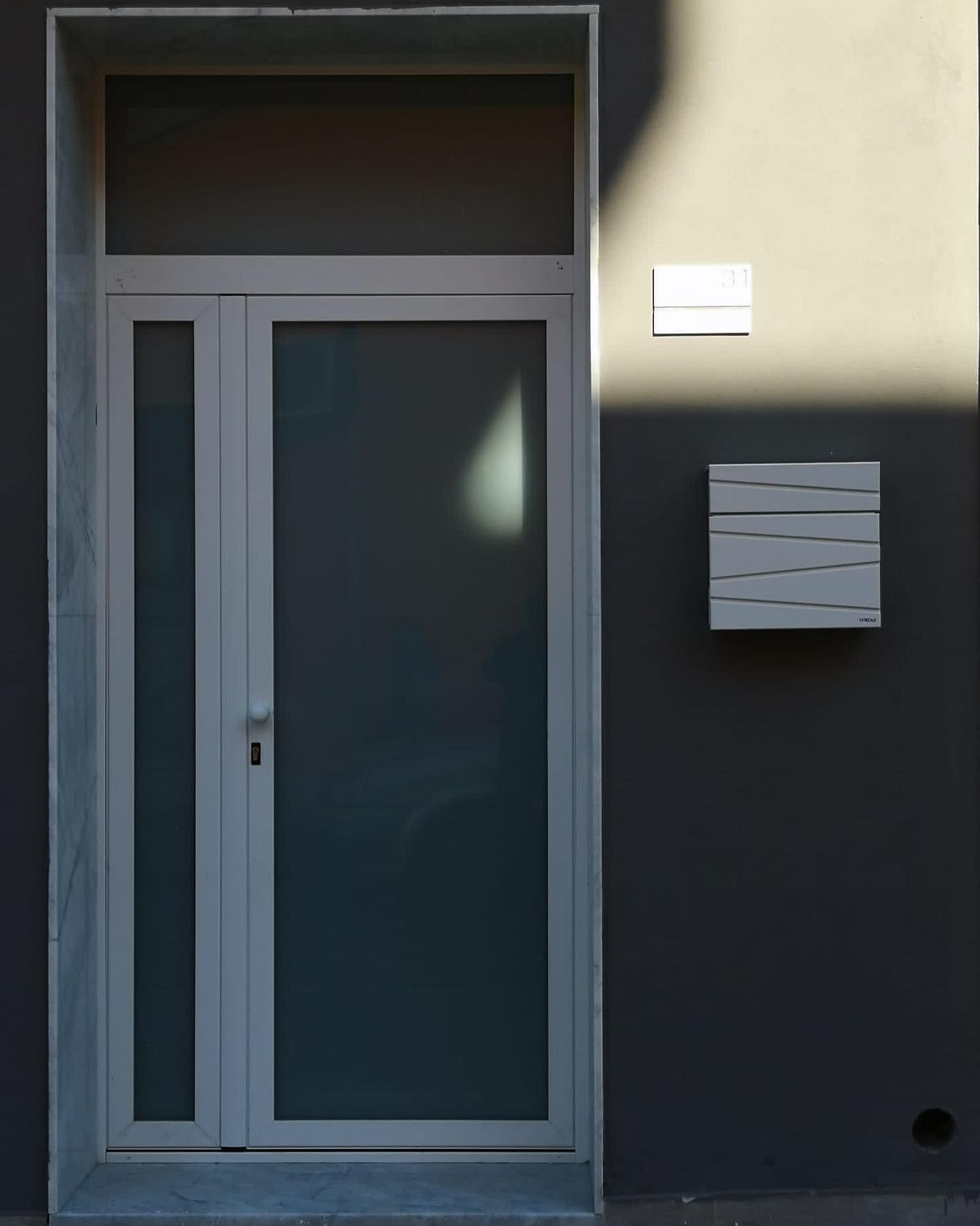 Una porta con una cassetta postale sul lato