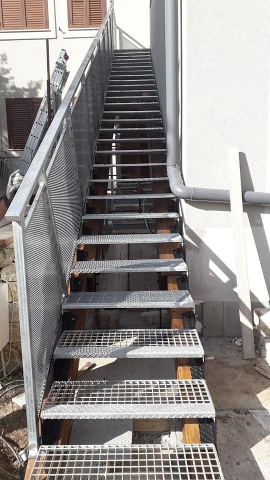 Una serie di scale metalliche che portano a un edificio.