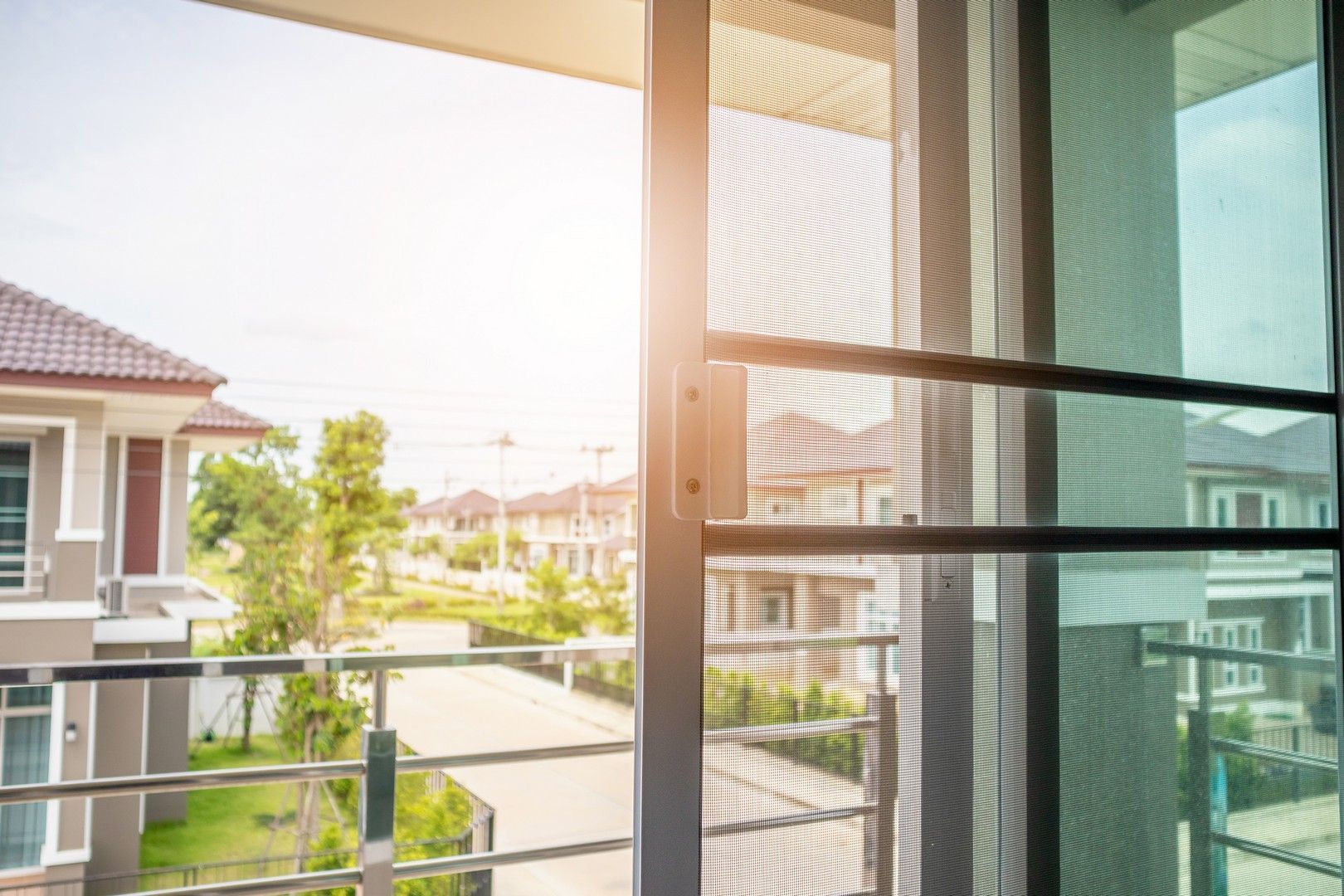 Il sole splende attraverso la finestra di una casa.