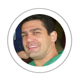 Um homem de camisa verde está sorrindo em um círculo