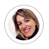 Uma mulher está sorrindo em um círculo sobre um fundo branco