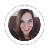Uma mulher de olhos azuis está sorrindo em um círculo