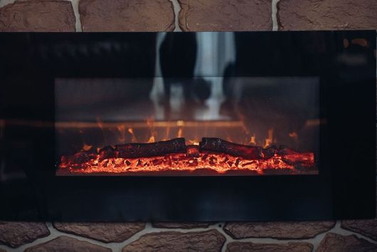 There is a fireplace with a lot of fire in it.