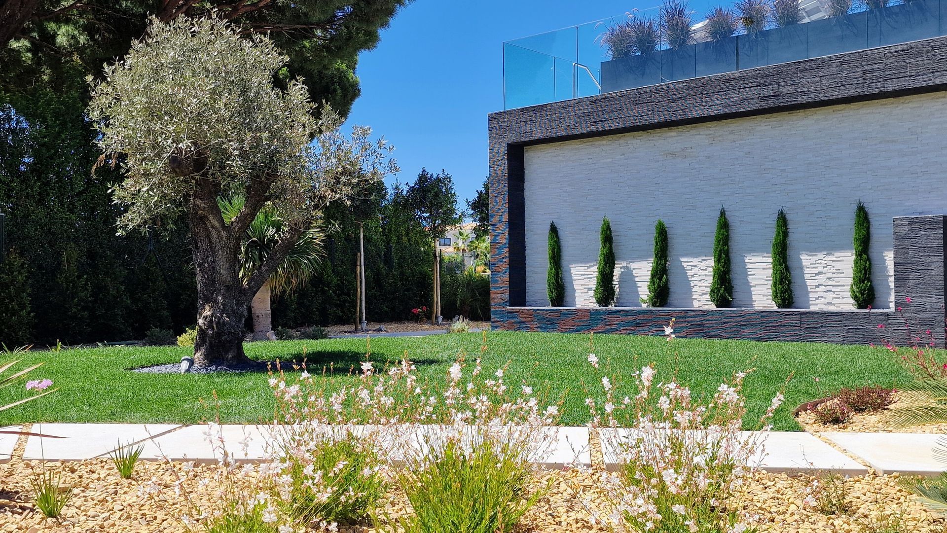 Layout Garden Design, Arquitecto Paisagista, Projectos de Arquitectura Paisagista, Algarve, Landscape Architect, Landscape Arquitecture, Garden Design, Jardim de Moradia de Luxo, Jardim Mediterrânico, Oliveira, Mega-Lajetas, Jardim sustentável
