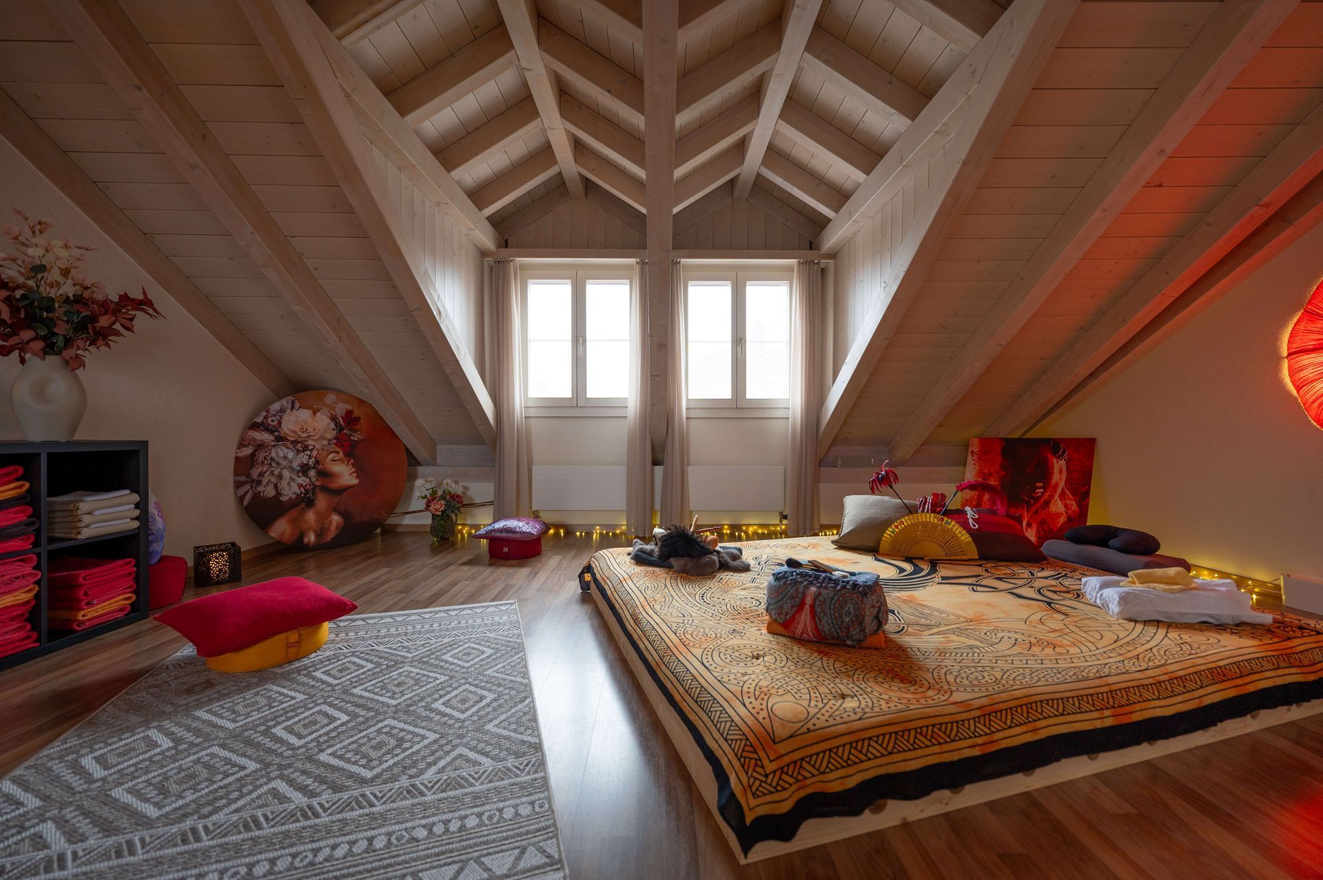 Gemütlicher Futon in der Mitte eines Zimmers im Dachgeschoss.