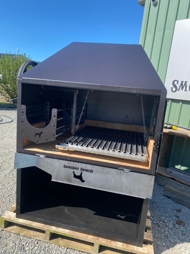 A large grill is sitting on top of a wooden pallet.