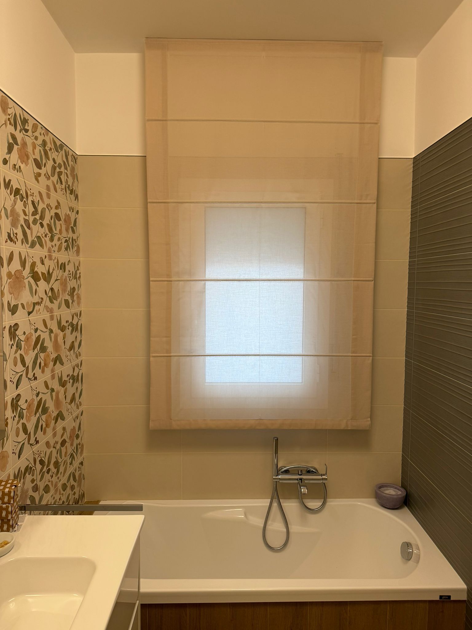 Un bagno con vasca, lavandino e finestra.