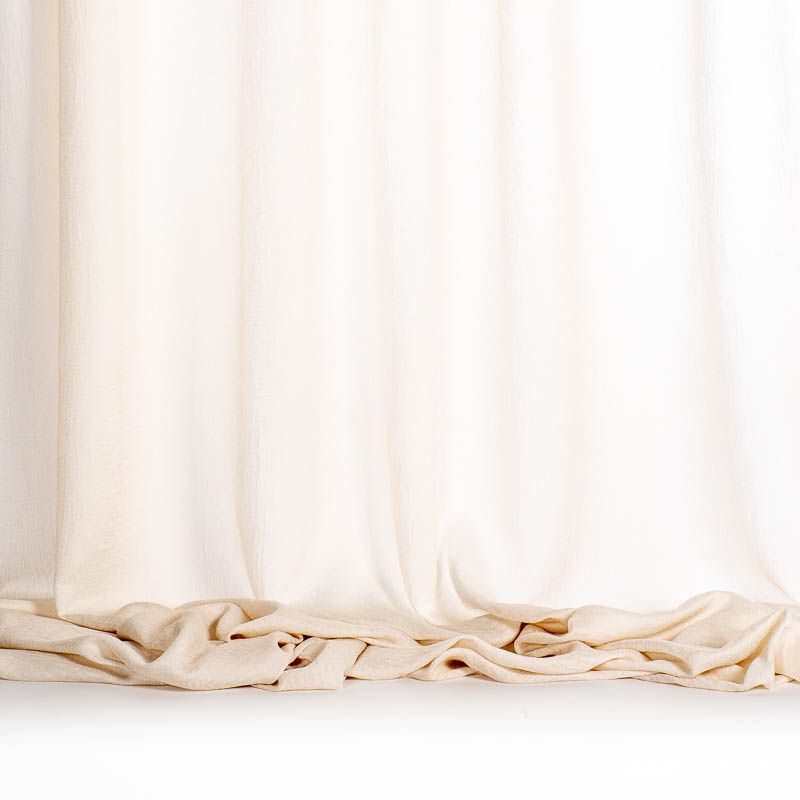 Un primo piano di una tenda bianca su uno sfondo bianco.