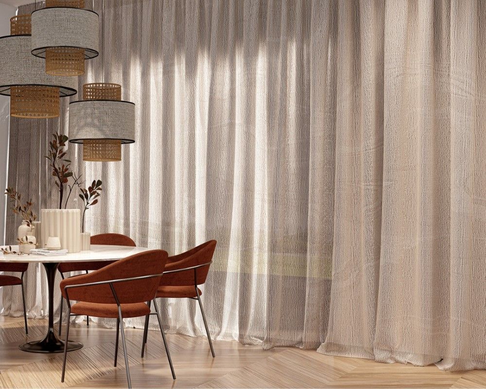 Una sala da pranzo con tavolo e sedie davanti a una grande finestra.