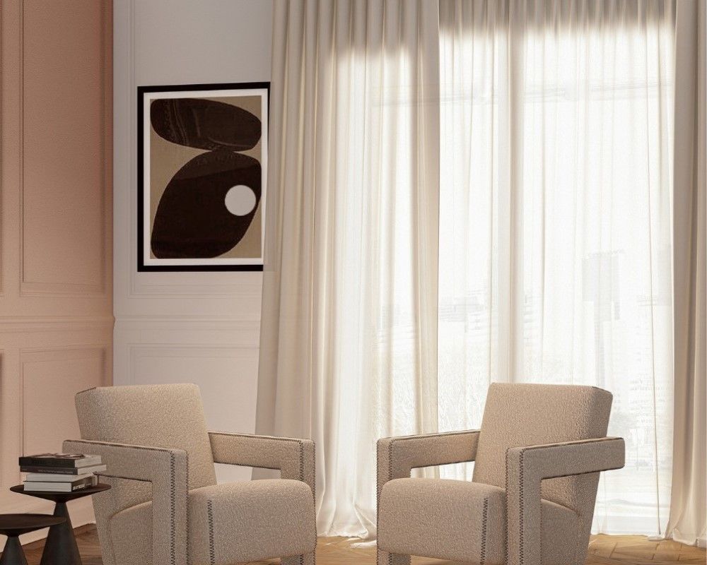 Un soggiorno con due sedie, un tavolo e un quadro sul muro.