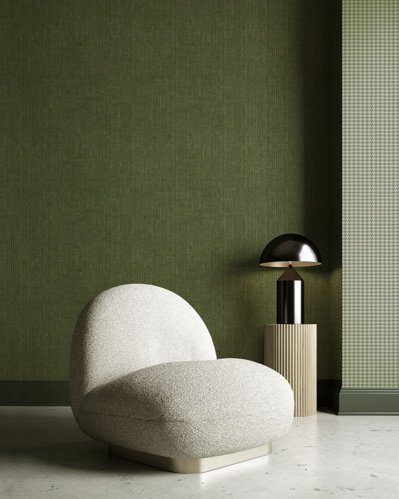 Una sedia bianca è posizionata in una stanza accanto a una lampada.