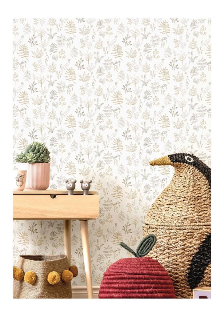 C'è un pinguino seduto su una sedia di vimini in una stanza.