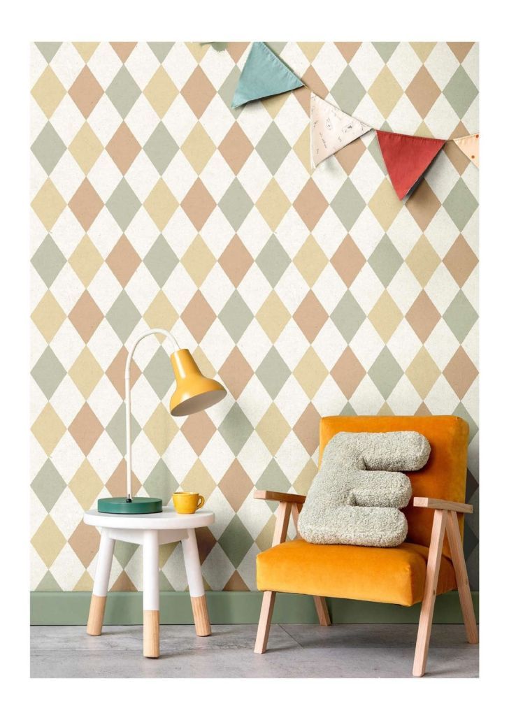 Una sedia gialla con un cuscino con la lettera e sopra