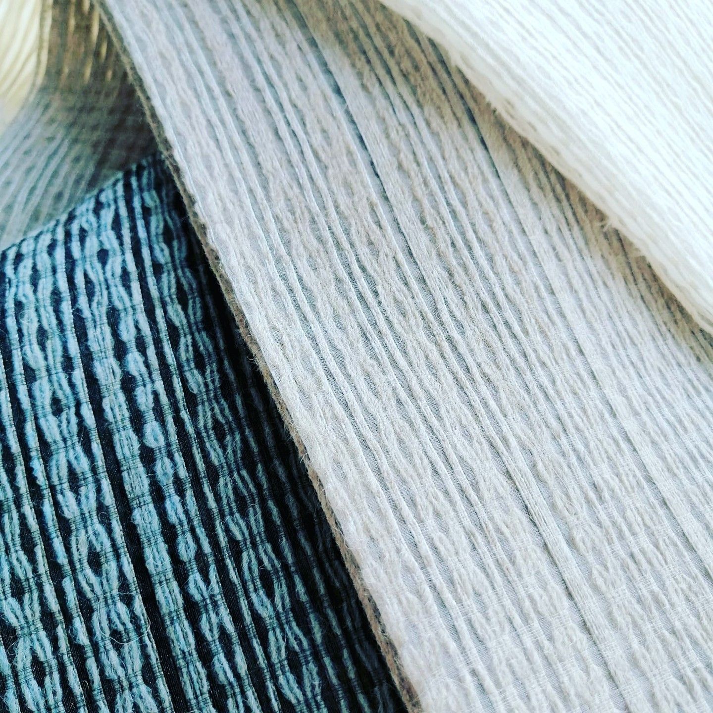 Un primo piano di due tessuti di colore diverso