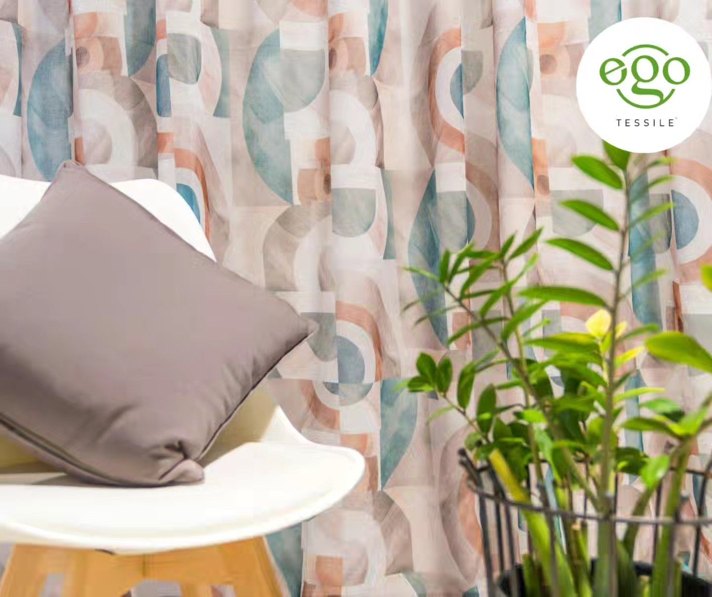 Una sedia con un cuscino sopra e una pianta in vaso