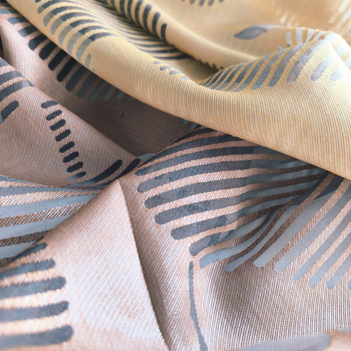 Un primo piano di un tessuto con un motivo