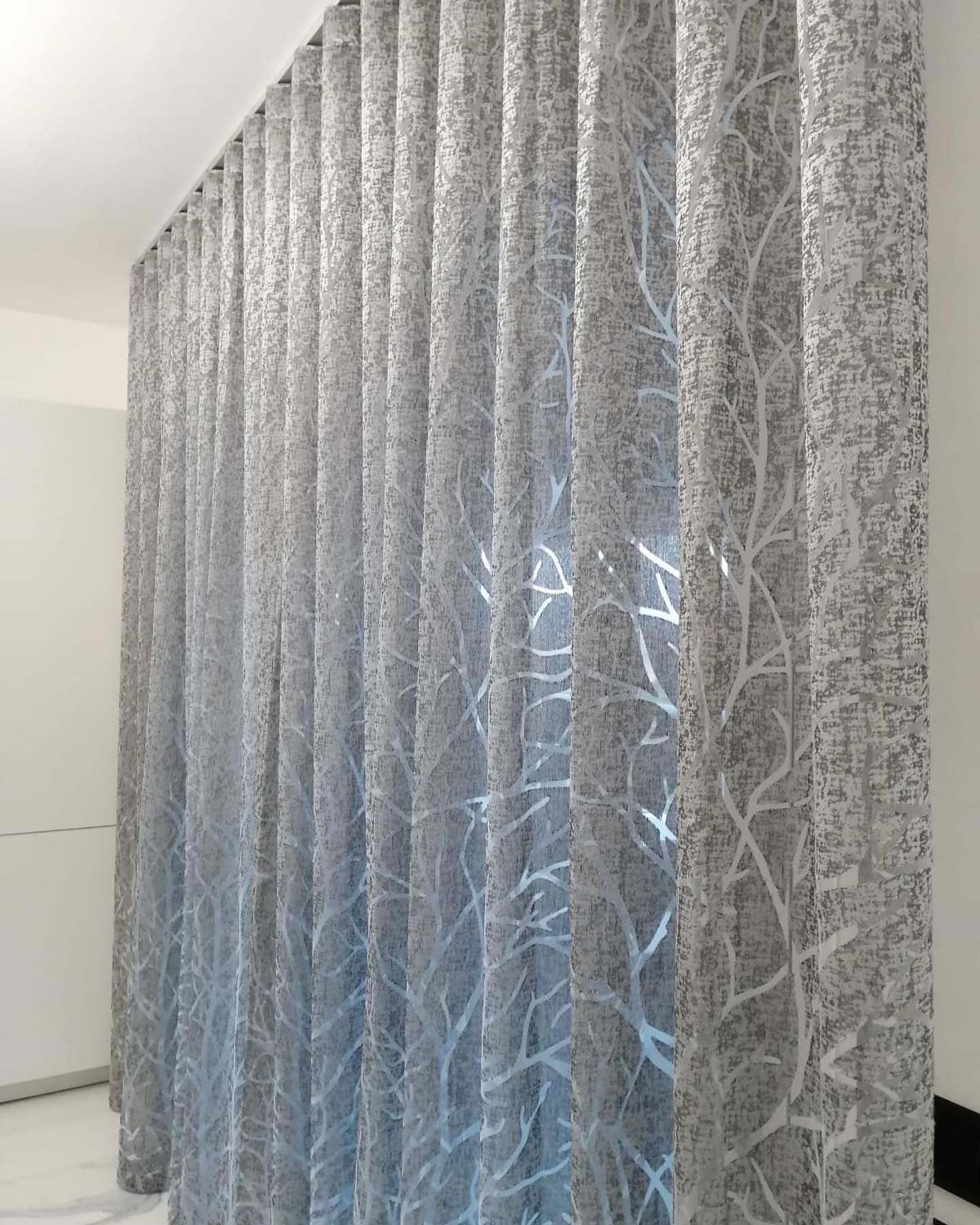 Una fila di tende appese a una parete in una stanza.