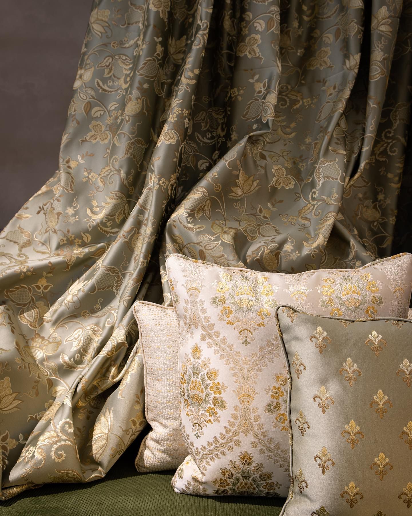 Un mucchio di cuscini sono appoggiati davanti a una tenda