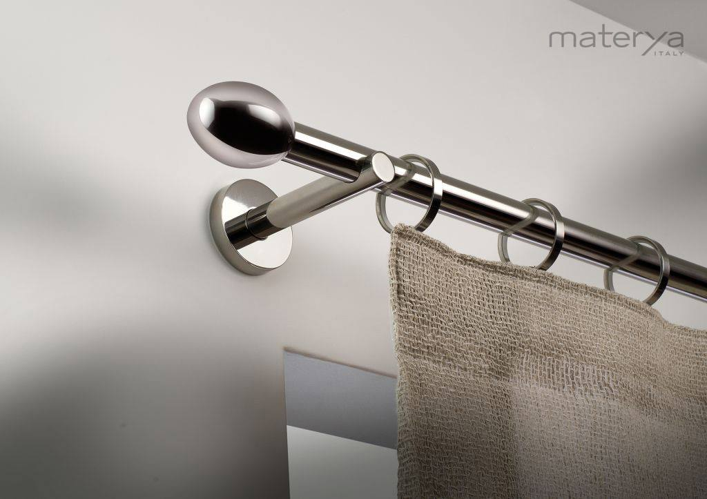 Un primo piano di un bastone per tende con una tenda appesa