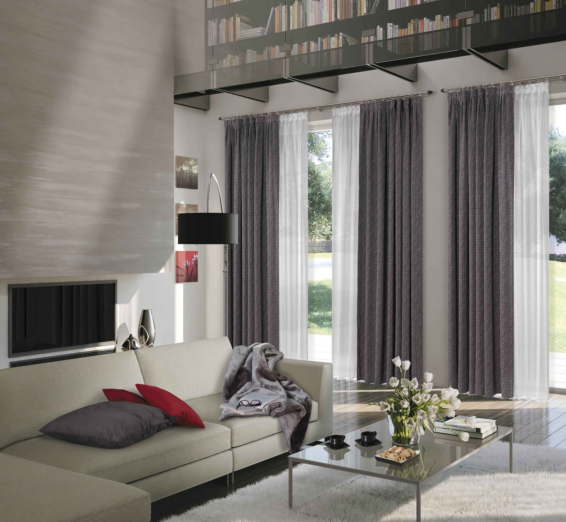 Un soggiorno con un divano e un tavolino da caffè