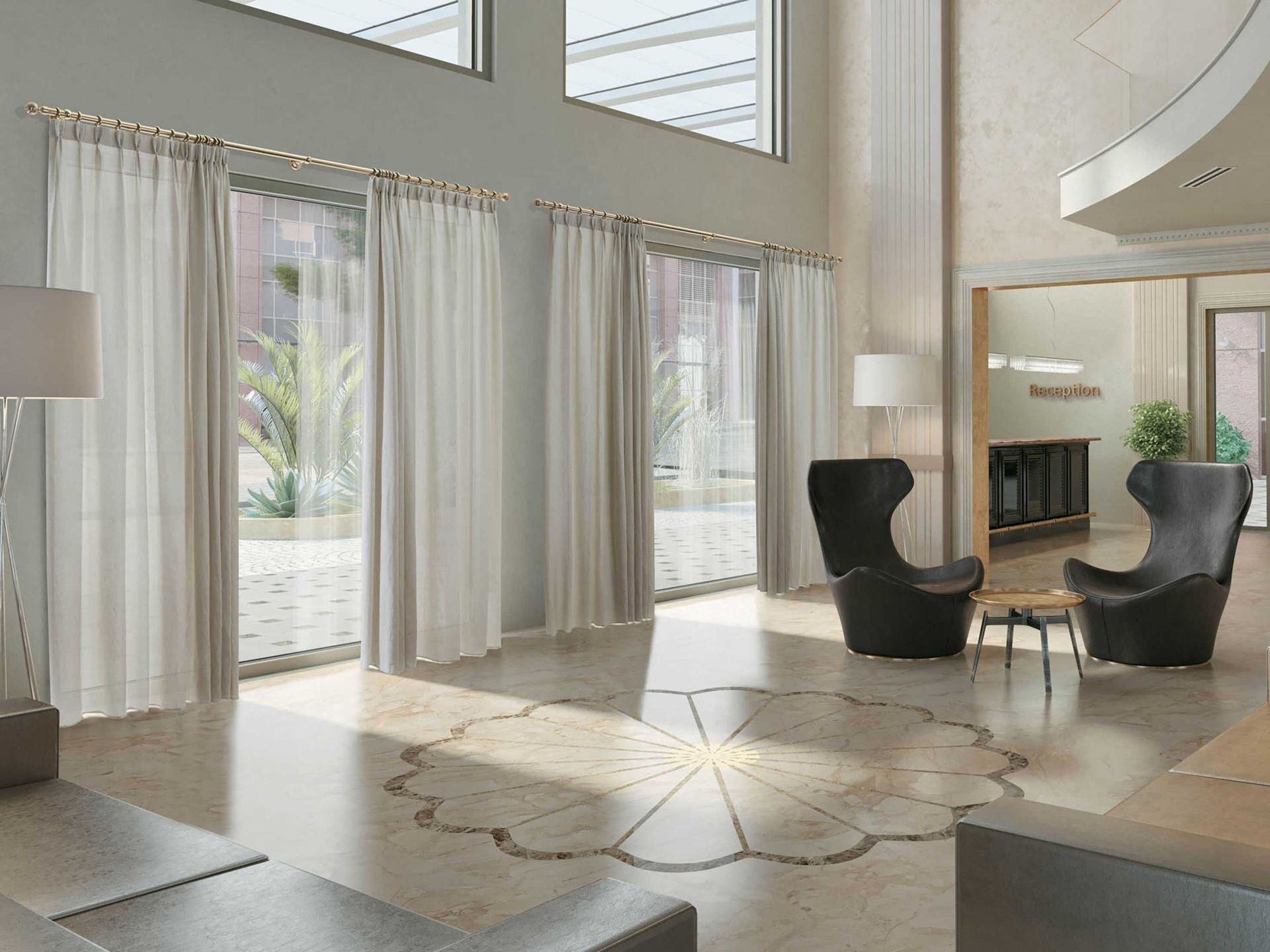 Un soggiorno con molte finestre e sedie